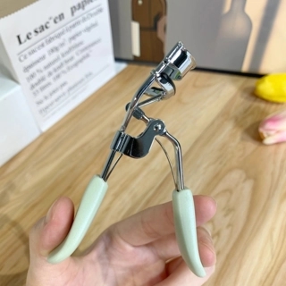EYELASH CURLER