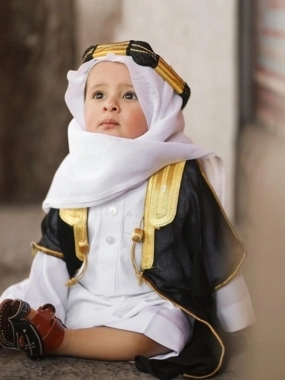 Boys' foundation day outfit: bisht (cloak), embroidered agal (headband), plain thobe (robe), ghutra (headscarf), taqiyah (cap).