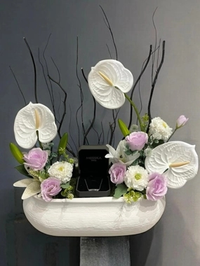 Artificial flower arrangement with a Miska necklace