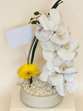 Artificial roses vase
