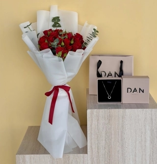 Dan silver chain with bouquet