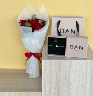 Dan bracelet with small bouquet