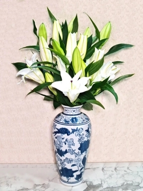 ceramic vase lily
