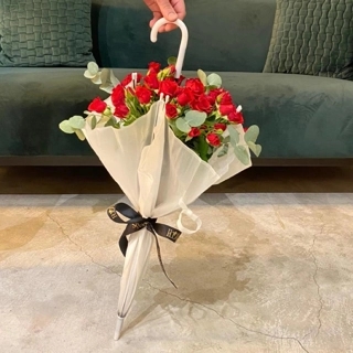 White umbrella and red roses