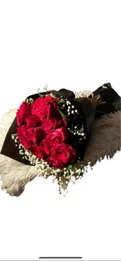 A bouquet of red roses