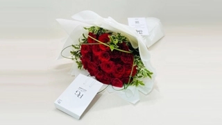 A luxurious and upscale bouquet of roses No.1210