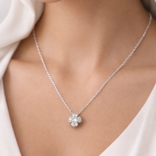 Pearl necklace in silver