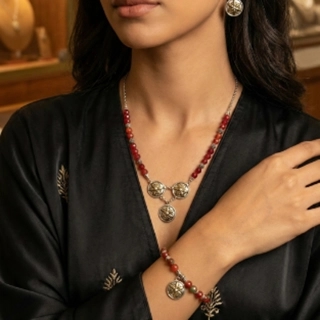 A luxurious heritage set made of silver and coral
