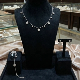 Elegant choker set in silver and crystal