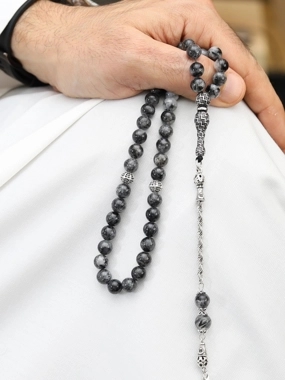 Black rutile rosary