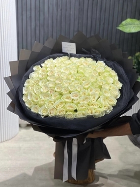 Large bouquet of white roses