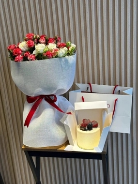 Mixed Baby Rose Bouquet with Darksweet Cake
