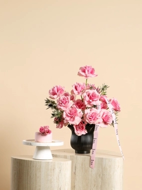 Lulu Vase with Mini Cake