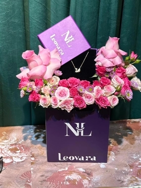 Lavera necklace with roses