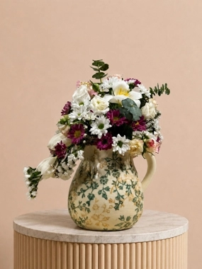A vase of refined taste.