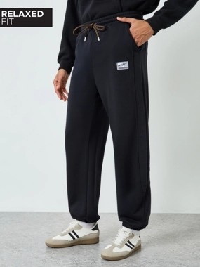 Styli Men Black Elastic Hem Relaxed Badge Joggers