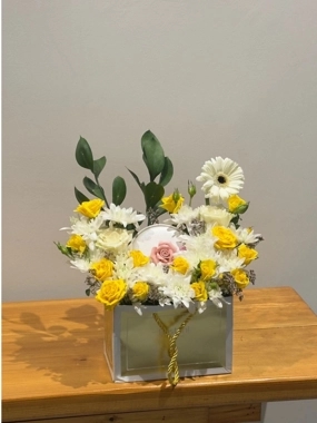 Chocolate gardener small rose with natural roses 001