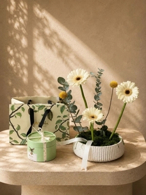 vase of natural gerbera roses with Anoush chocolates 002