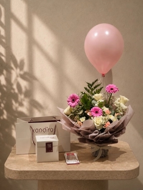 The delicate bouquet with Kandira cake c1
