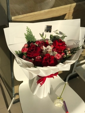 Mix red flowers bouquet