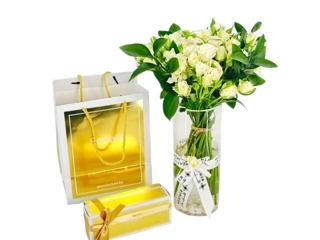 Natural rose vase with Bostani chocolates